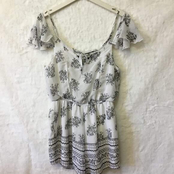 Trixxi White Flower Printed Romper - Picture 7 of 9